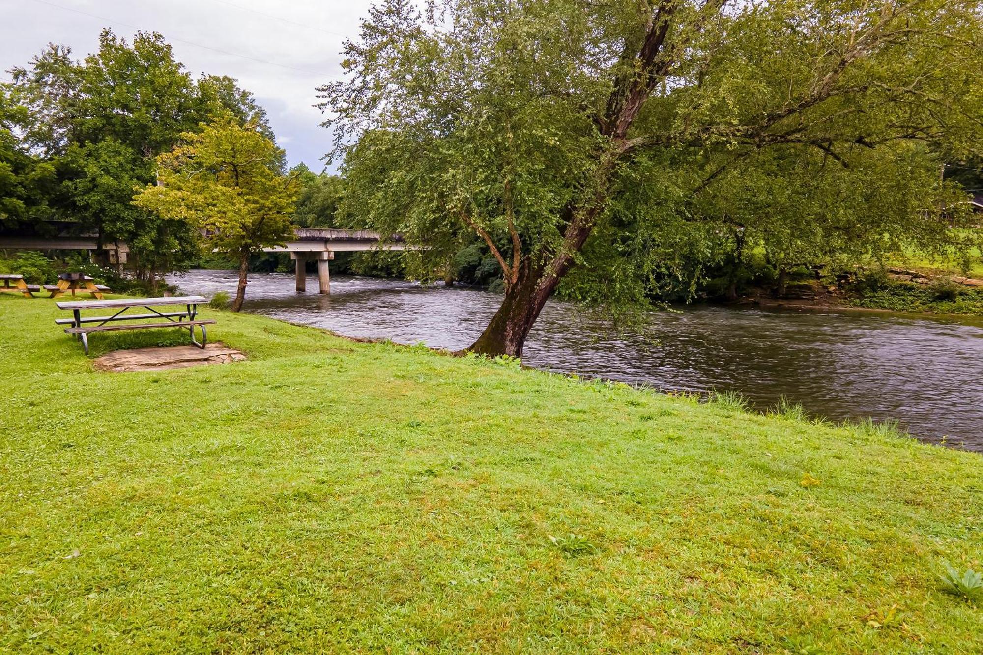 ברייסון סיטי Lloyd'S On The River Country Inn By Oyo מראה חיצוני תמונה